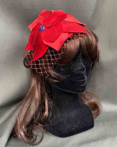 Tocado de hojas rojas