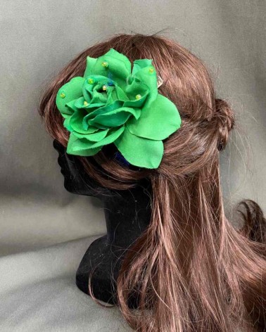 Tocado flor verde con abalorios decorativos