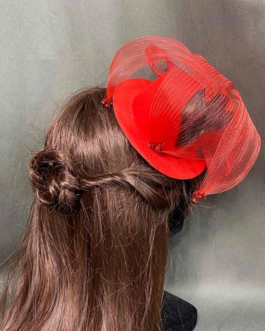 Sombrerito rojo con tul y pluma central