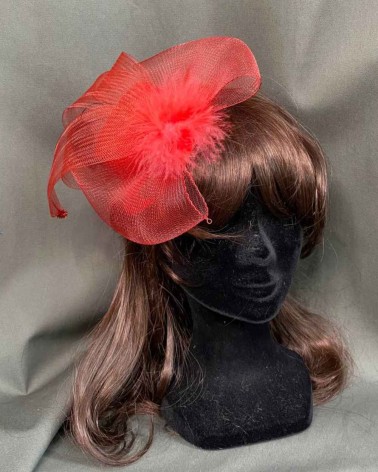 Sombrerito rojo con tul y pluma central