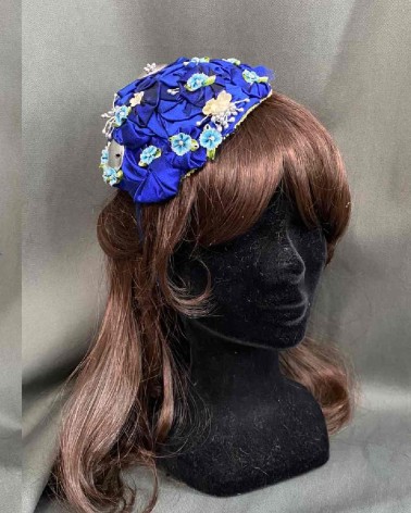 Tocado azul royal con flores y plisado