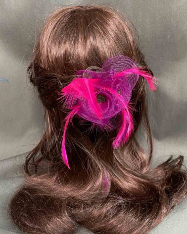 Tocado fucsia plumas estilizadas