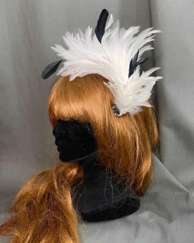 Tocado plumas blancas y negras con clip
