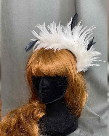 Tocado plumas blancas y negras con clip