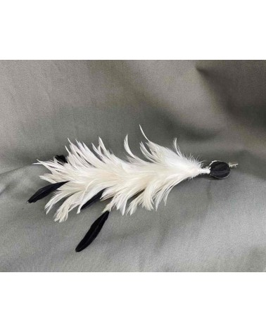 Tocado plumas blancas y negras con clip