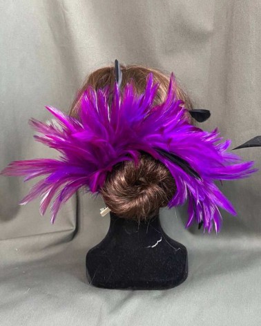 Tocado plumas púrpura y negras con clip