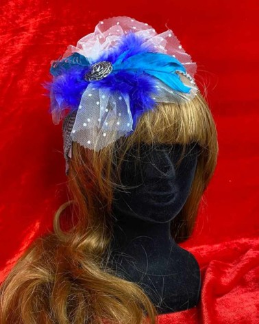 Tocado azul con tul plumeti y broche vintage
