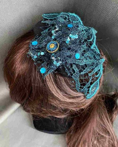 Tocado encaje negro con lentejuelas azul turquesa