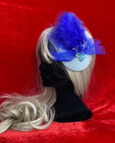 Tocado plato azul eléctrico con tul y plumas
