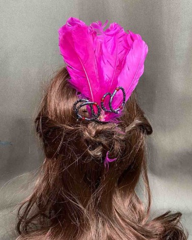 Tocado vertical fucsia con plumas y alambres moldeables con abalorios