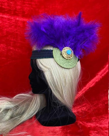 Diadema con plumas moradas y botón vintage