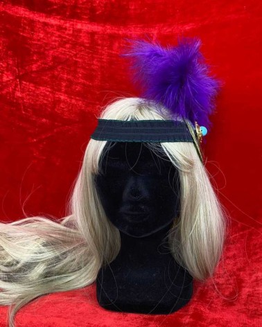 Diadema con plumas moradas y botón vintage