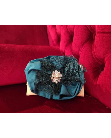 Bolso clutch de fiesta con flor joya y encaje verde