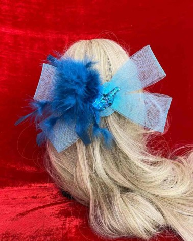 Tocado lazo celeste con plumas azules y colibrí bordado