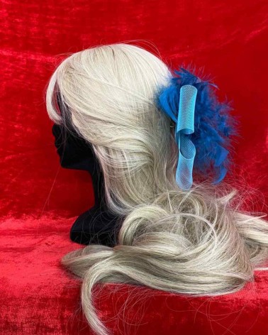 Tocado lazo celeste con plumas azules y colibrí bordado