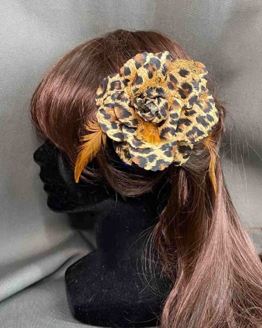 Tocado flor animal print con plumas mostaza
