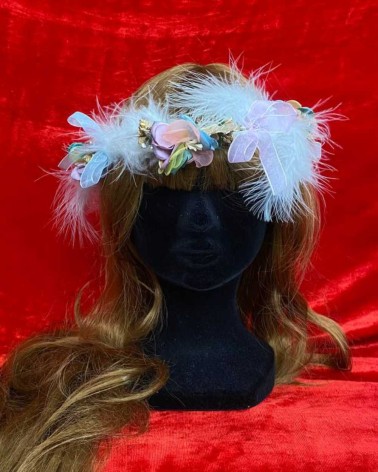 Diadema floral pastel con plumas blancas y lazo de organza