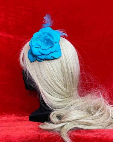 Tocado flor azul con plumas
