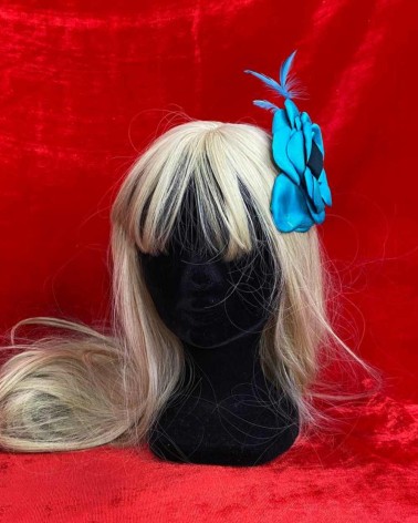 Tocado flor azul con plumas