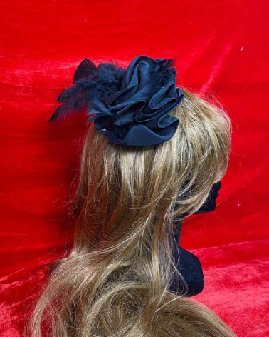 Tocado negro de flor estructurada y plumas