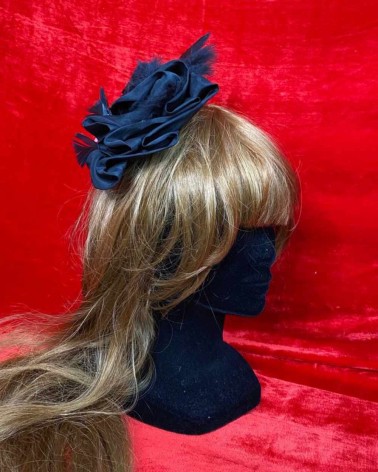 Tocado negro de flor estructurada y plumas