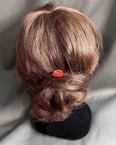 Horquilla floral roja con cristal central brillante