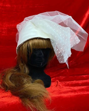 Casquete blanco roto con tul plumeti estructurado para novia
