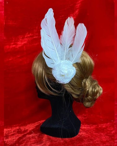Tocado floral blanco de novia con plumas largas y flor de encaje