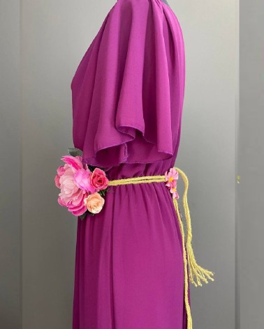 Cinturón floral de rafia con gran flor central en tonos rosas