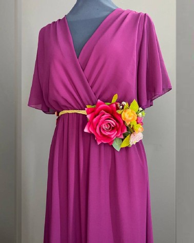 Cinturón floral de rafia multicolor con rosa fucsia protagonista