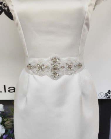 Cinturón de novia con pedrería bordada en cristal y lazo satinado