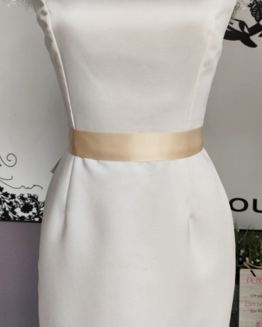 Cinturón beige satinado con lazada larga