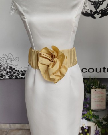 Cinturón de organza dorado con flor grande al frente