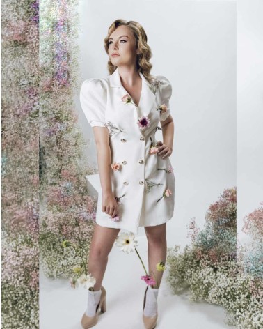 Vestido tipo blazer blanco con mangas abullonadas y apliques florales naturales
