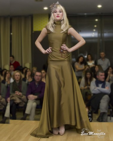 Vestido largo color camel oscuro con flores