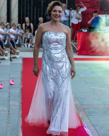 Vestido de fiesta largo blanco de tul con estampado en lentejuela plateada