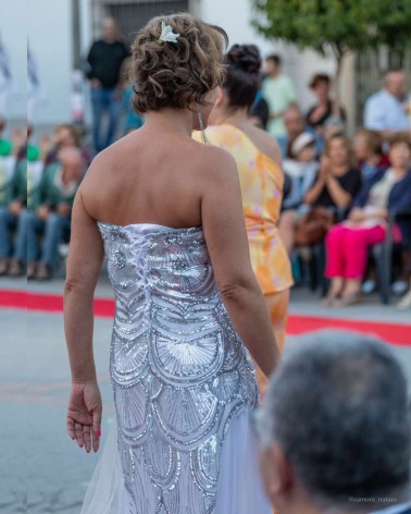 Vestido de fiesta largo blanco de tul con estampado en lentejuela plateada