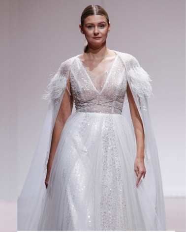 Vestido Novia Alta Costura con Bordado de Cristal y Capa de Tul con Plumas