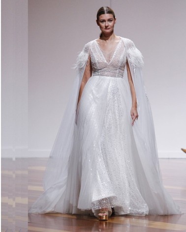 Vestido Novia Alta Costura con Bordado de Cristal y Capa de Tul con Plumas