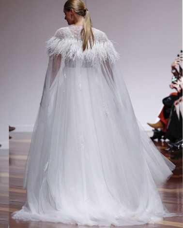 Vestido Novia Alta Costura con Bordado de Cristal y Capa de Tul con Plumas