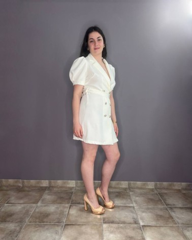 Vestido tipo blazer blanco con mangas abullonadas y apliques florales naturales
