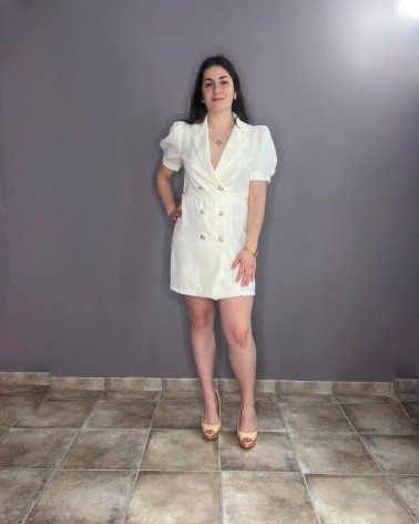 Vestido tipo blazer blanco con mangas abullonadas y apliques florales naturales