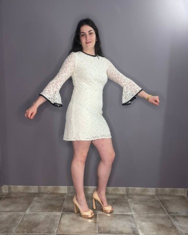 Vestido Corto Blanco con Mangas Bordadas Negras