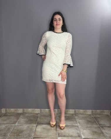 Vestido Corto Blanco con Mangas Bordadas Negras