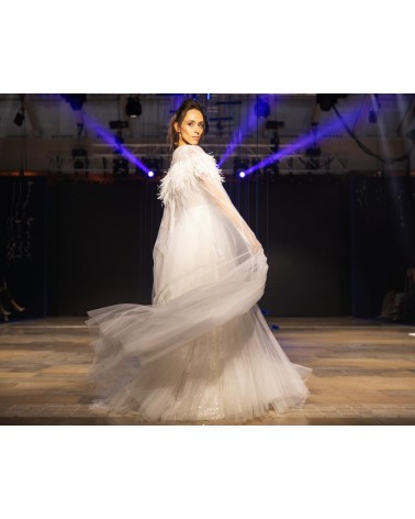 Vestido Novia Alta Costura con Bordado de Cristal y Capa de Tul con Plumas