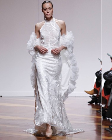 Vestido de Novia Alta Costura con Escote Halter y Capa en Organza