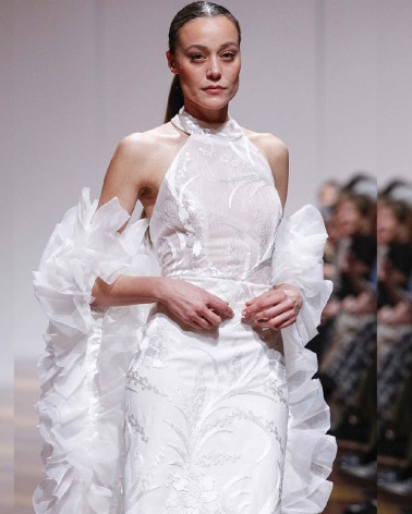 Vestido de Novia Alta Costura con Escote Halter y Capa en Organza