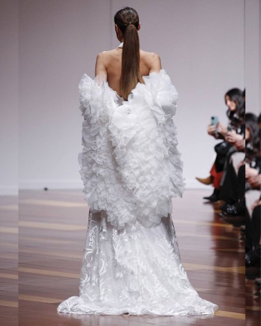 Vestido de Novia Alta Costura con Escote Halter y Capa en Organza