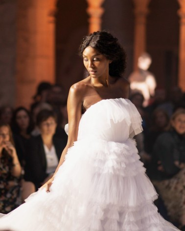 Vestido de Novia Alta Costura con Escote Palabra de Honor y Cuerpo de Volantes de Tul