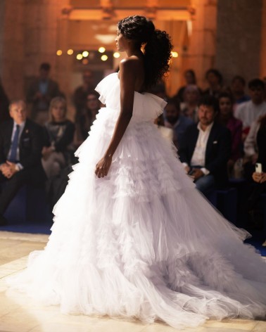 Vestido de Novia Alta Costura con Escote Palabra de Honor y Cuerpo de Volantes de Tul